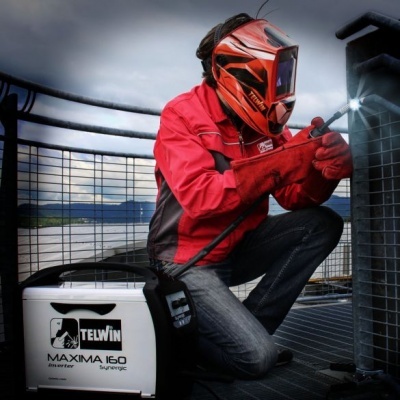 Pessoa com equipamento de soldadura e máquina TELWIN MAXIMA 160