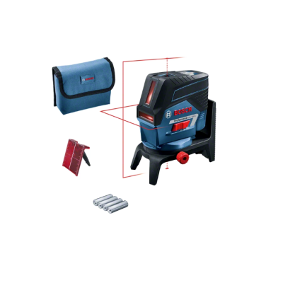 Nível laser Bosch com bolsa, suporte e pilhas sobre fundo branco.