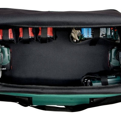 Mala de ferramentas verde e preta aberta com ferramentas elétricas Metabo dentro