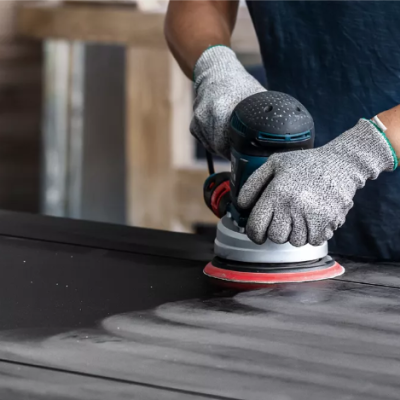 Máquina elétrica de polir com base circular vermelha e branca a polir superfície preta