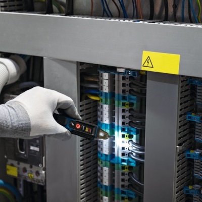 Painel elétrico com fios, conectores e dispositivo de teste com luz