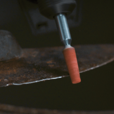 ferramenta elétrica a alisar peça metálica enferrujada