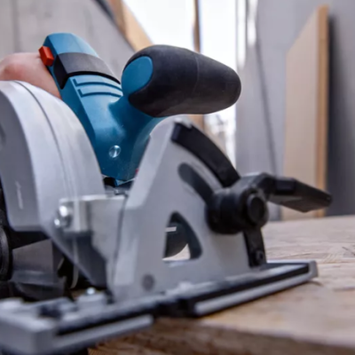 Circular de corte Bosch azul e preta em uso sobre madeira