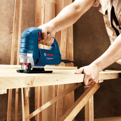 Serra tico-tico Bosch Professional azul a cortar prancha de madeira
