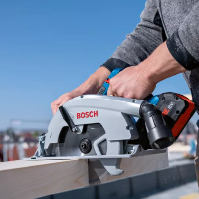 Serra circular Bosch a cortar tábua de madeira ao ar livre