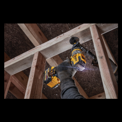 Furadeira elétrica amarela e preta a operar numa estrutura de madeira