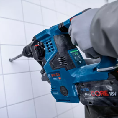 Martelo perfurador Bosch ProCORE 18V a perfurar azulejos brancos