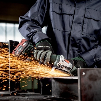 Pessoa a trabalhar com esmerilhadora elétrica Metabo que gera faíscas