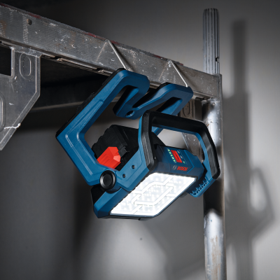 luminária de trabalho LED BOSCH azul e preta pendurada em estrutura metálica