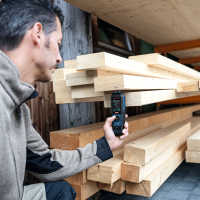 Medidor digital BOSCH a medir humidade de vigas de madeira claras