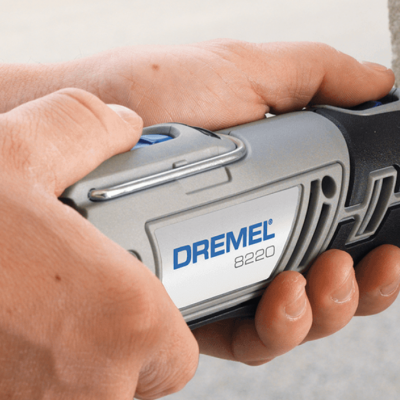 Ferramenta elétrica DREMEL 8220 a ser usada numa fechadura metálica