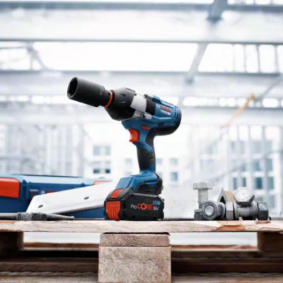 Parafusadeira elétrica azul e preta com detalhes vermelhos em palete de madeira