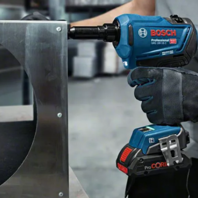 Parafusadora sem fio Bosch Professional azul e preto a apertar parafuso em metal