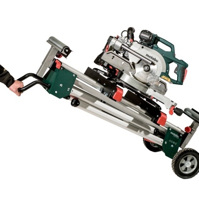 Serra de esquadria portátil verde escuro com rodas e detalhes vermelhos