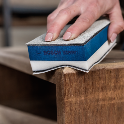 Esponja de lixar BOSCH EXPERT a ser usada em madeira.