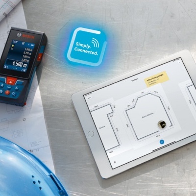 Medidor de distância Bosch Professional, tablet com planta de construção, capacete azul, plano de construção