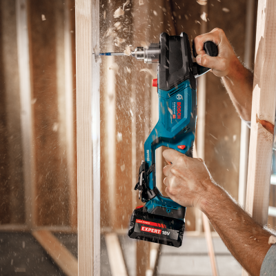 Furadeira sem fio Bosch Professional em uso na construção de estrutura de madeira