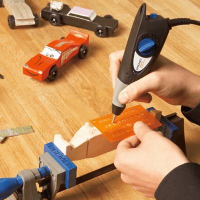 Ferramenta elétrica PROXXON usada para trabalhar madeira em mesa com carros e ferramentas