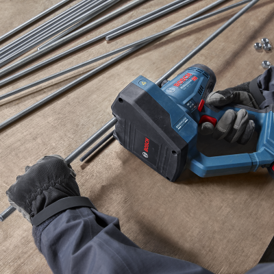 Parafusadeira Bosch ProCORE18V azul e preto em uso, com barras metálicas rosqueadas e luvas de proteção.