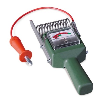 Instrumento de medição verde com mola prateada e cabo vermelho