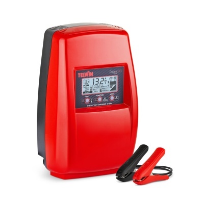 Carregador de bateria TELWIN vermelho com visor digital e garras