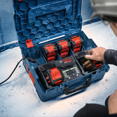 Caixa aberta com carregador e baterias Bosch EXPERT 18V no chão