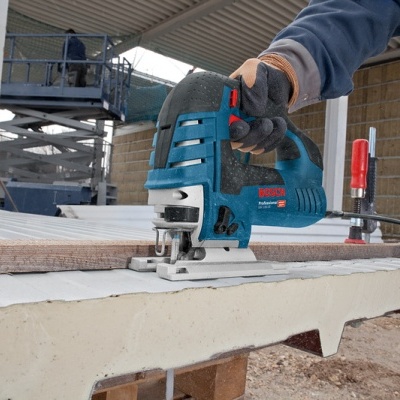 Serra tico-tico Bosch a cortar placa clara em obra