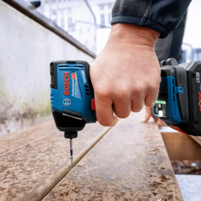 Aparafusadora Bosch Professional IXO azul e preta em uso em chapa de metal