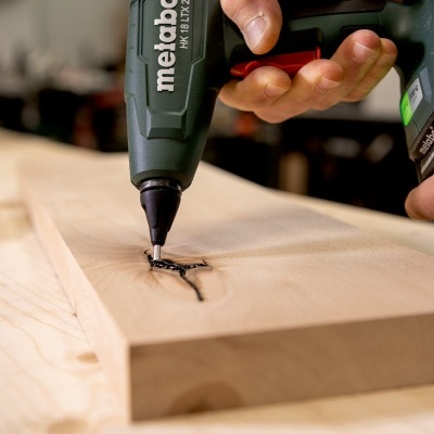 Parafusadeira elétrica Metabo aparafusando madeira