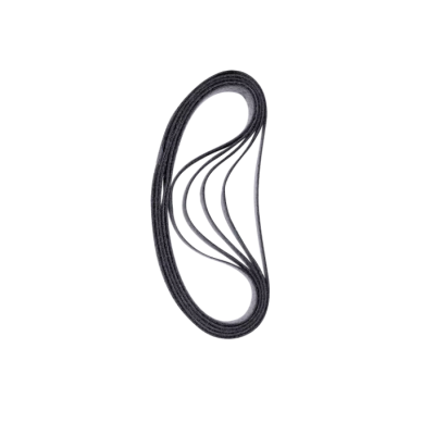 Correia de transmissão preta entrelaçada sobre fundo branco