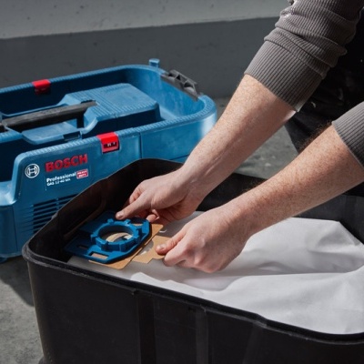 Máquinas elétricas BOSCH, uma azul e outra preta, com pessoa ajustando componente.