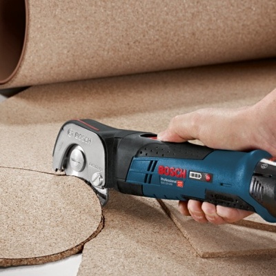 Serra elétrica BOSCH a cortar cortiça castanha clara