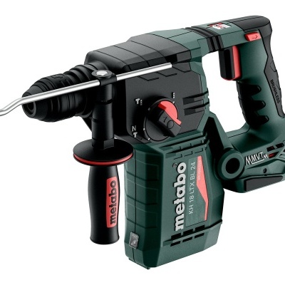 Martelo perfurador a bateria Metabo preto e verde escuro com empunhadura lateral e haste metálica