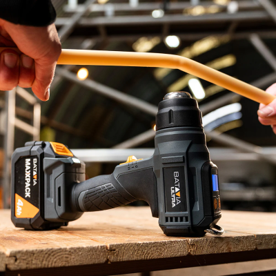 Ferramenta elétrica BATAVA MAXXPACK 4ah e dispositivo BATAVA ULTRA em superfície de madeira