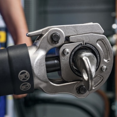 Ferramenta hidráulica azul e metálica usada em eletricidade em oficina