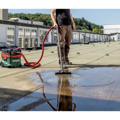 Aspirador Metabo a retirar água num terraço exterior