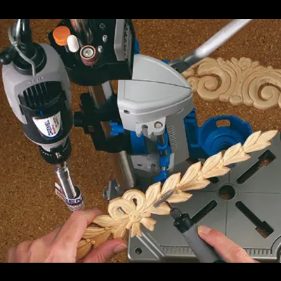 Ferramenta de furação e fresagem com peça decorativa de madeira entalhada