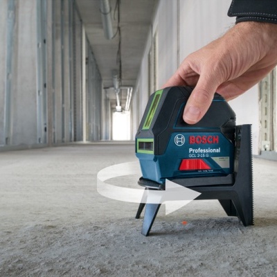Nível a laser BOSCH Professional GLL 2-15 em chão de construção