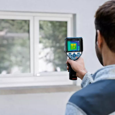 Pessoa a usar câmara termográfica para analisar janela