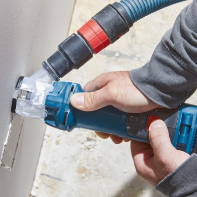 Ferramenta elétrica a cortar parede com aspirador ligado