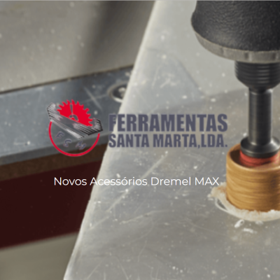 Ferramenta de perfuração com acessório de escova a trabalhar em superfície metálica