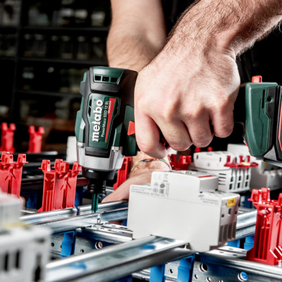 Parafusadora sem fio Metabo preta e verde usada para montagem elétrica