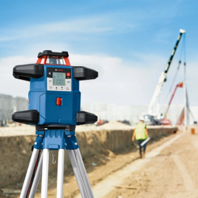 Equipamento de nivelamento a laser montado em tripé num estaleiro