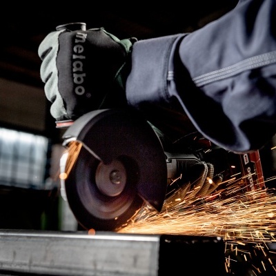 ferramenta de corte elétrica a cortar metal com faíscas e mão com luva 'melabo'