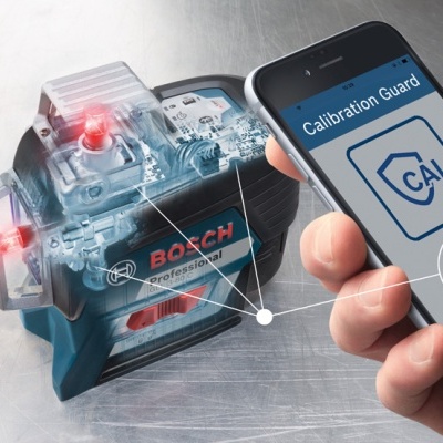 Dispositivo Bosch Professional com luzes vermelhas ao lado de telemóvel com aplicação Calibration Guard