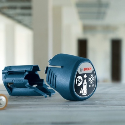 Pilhas AA douradas e compartimento de bateria azul BOSCH em superfície clara