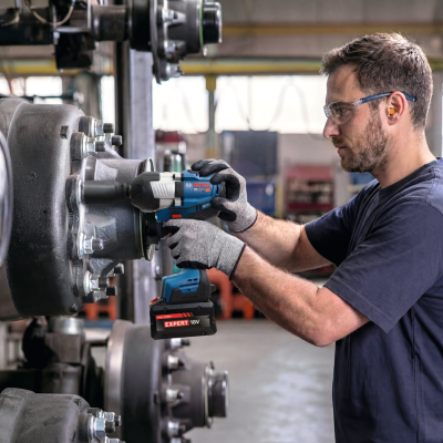 Homem a usar chave de impacto Bosch PRO EXPERT 18V numa fábrica