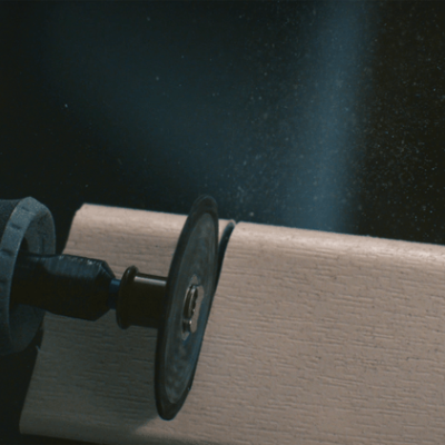 Ferramenta elétrica a lixar madeira clara com disco abrasivo