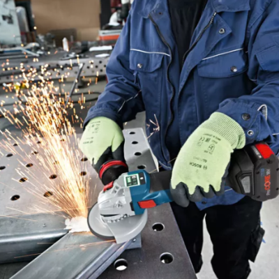 Pessoa usando equipamentos de proteção e rebarbadora Bosch a cortar metal com faíscas