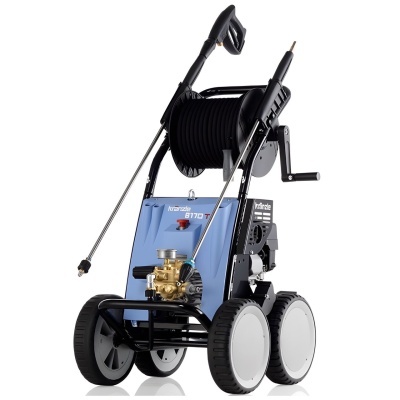 Máquina de limpeza a pressão azul e preta com quatro rodas e mangueira enrolada